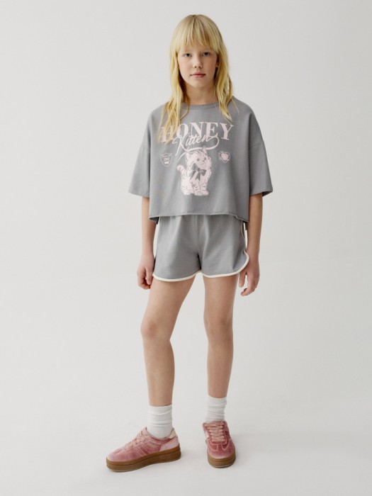 укороченная футболка из футера для девочек от бренда sela вид слева