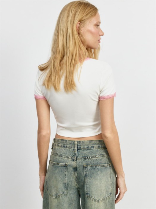 укороченная футболка из линейки  young по цене 999 руб вид справа