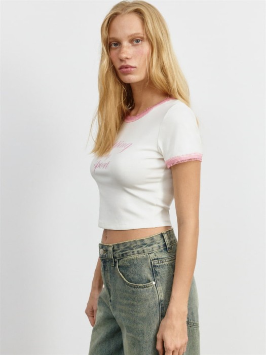 укороченная футболка из линейки  young из россии вид сбоку