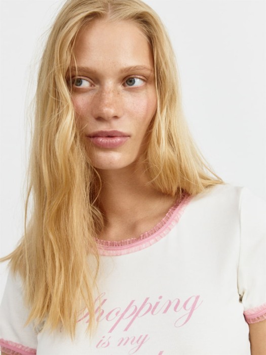 укороченная футболка из линейки  young из хлопка спереди