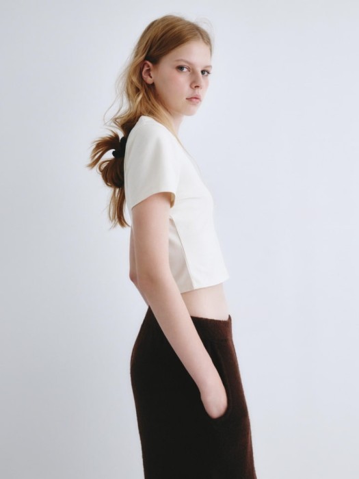 укороченная футболка из линейки  young из россии вид сбоку