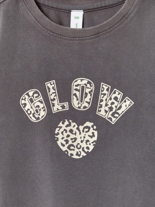 укороченная футболка с принтом для девочек из россии вид сбоку