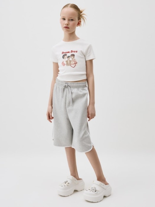 укороченная футболка с принтом w24 для девочек от бренда sela вид слева