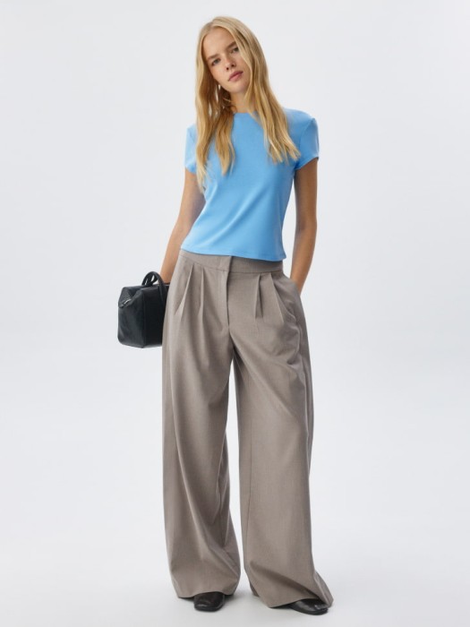 укороченная футболка-топ с пич-эффектом от бренда sela вид слева