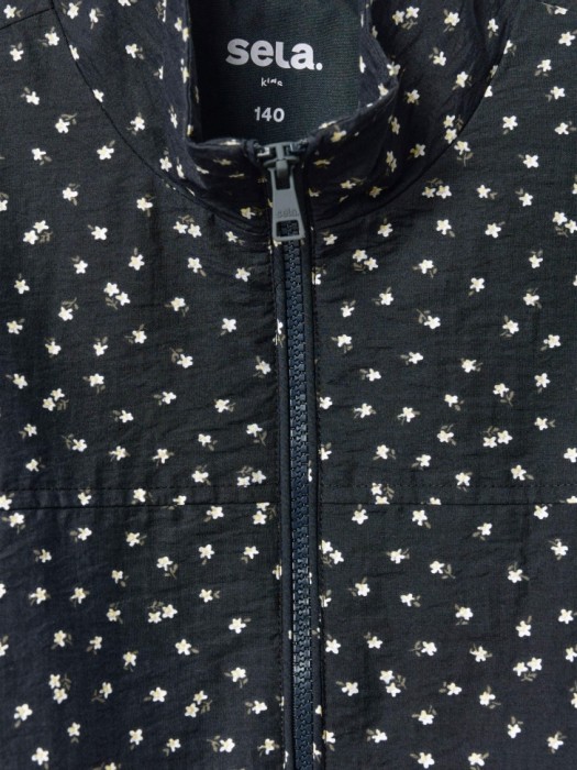 укороченная куртка с принтом для девочек от бренда sela вид слева