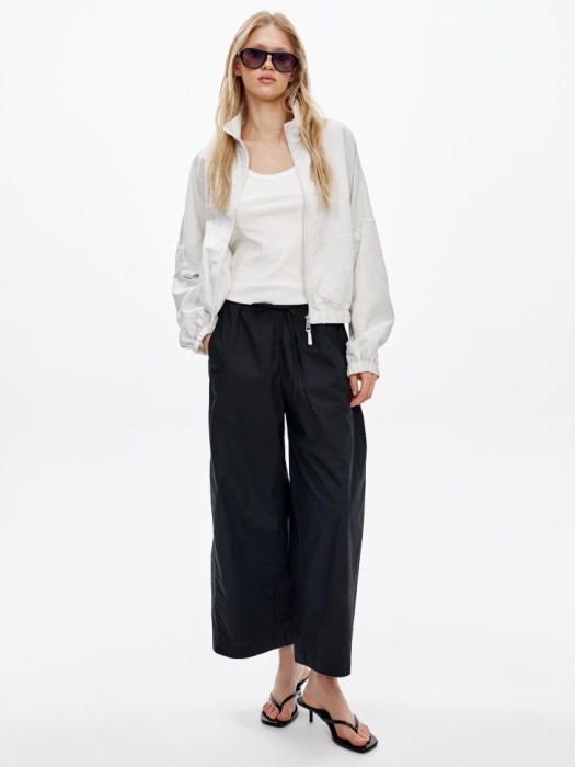 укороченная куртка с воротником стойкой от бренда sela вид слева