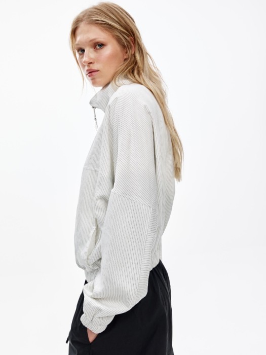 укороченная куртка с воротником стойкой по цене 4999 руб вид справа