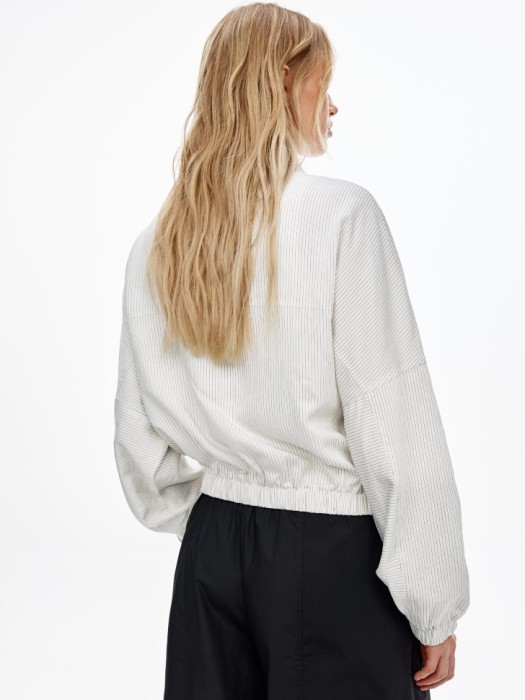 укороченная куртка с воротником стойкой из россии вид сбоку