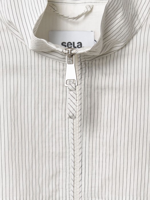 укороченная куртка с воротником стойкой из пластика спереди