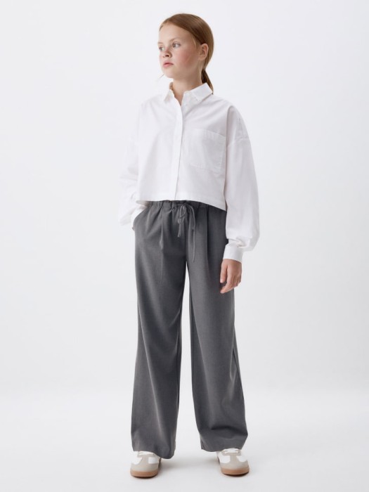 укороченная рубашка для девочек от бренда sela вид слева