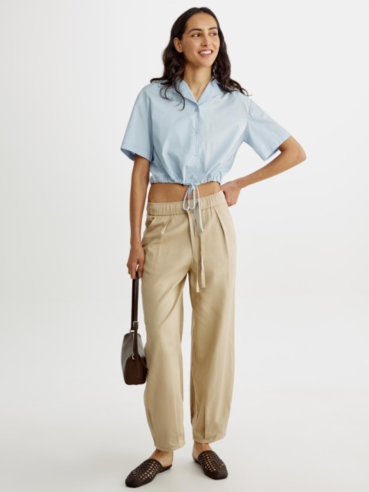 укороченная рубашка из смесового хлопка и тенселя от бренда sela вид слева