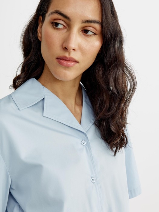 укороченная рубашка из смесового хлопка и тенселя из россии вид сбоку