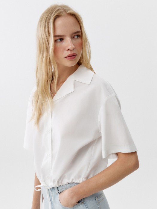 укороченная рубашка из смесового хлопка и тенселя из россии вид сбоку