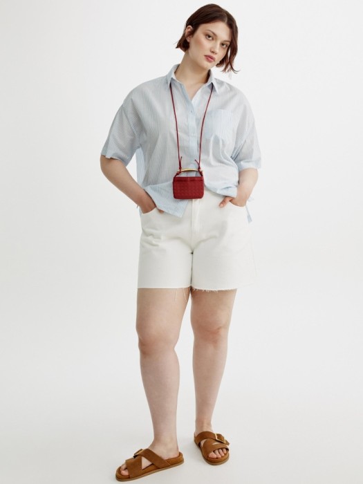 укороченная рубашка оверсайз из хлопка от бренда sela вид слева