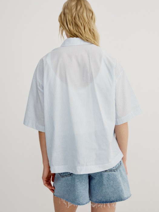 укороченная рубашка оверсайз из хлопка из россии вид сбоку