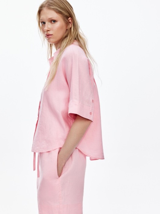 укороченная рубашка оверсайз из льна из россии вид сбоку