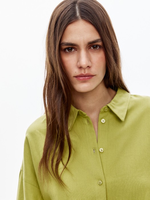 укороченная рубашка оверсайз из смесового льна по цене 1799 руб вид справа