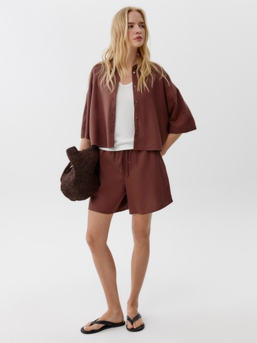 укороченная рубашка оверсайз из смесового льна от бренда sela вид слева