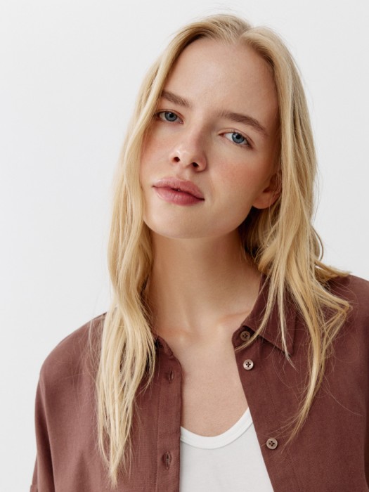 укороченная рубашка оверсайз из смесового льна из россии вид сбоку