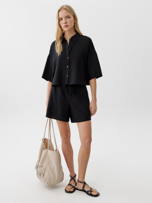 укороченная рубашка оверсайз из вискозы и льна от бренда sela вид слева