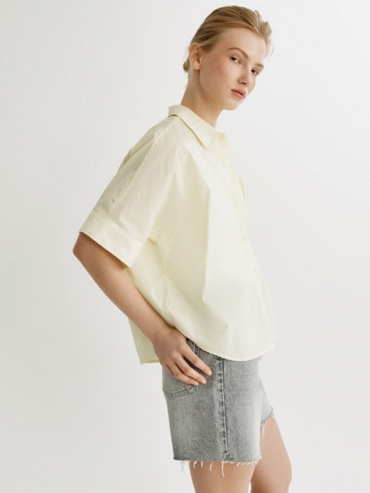 укороченная рубашка с коротким рукавом из хлопка по цене 1999 руб вид справа