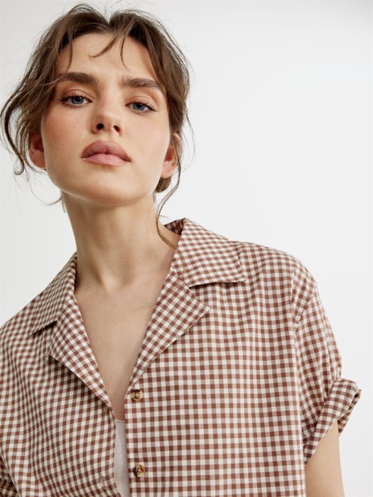 укороченная рубашка с коротким рукавом из хлопка из россии вид сбоку