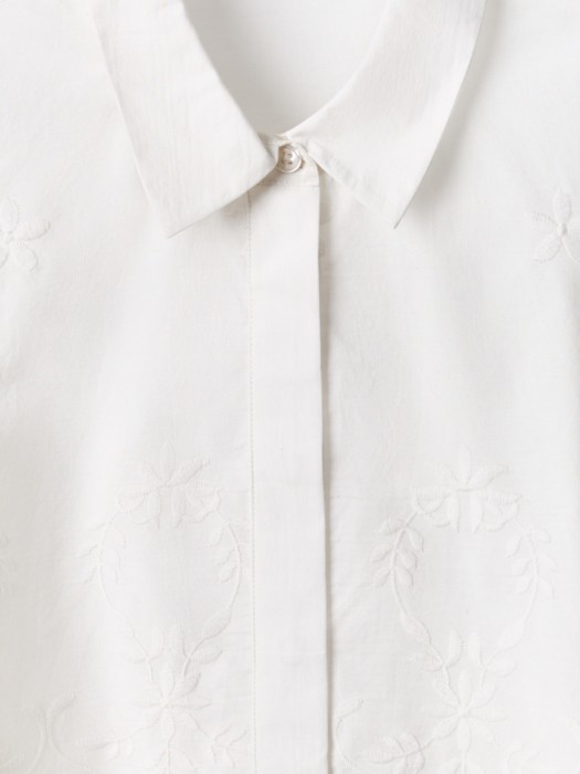 укороченная рубашка с вышивкой из хлопка от бренда sela вид слева