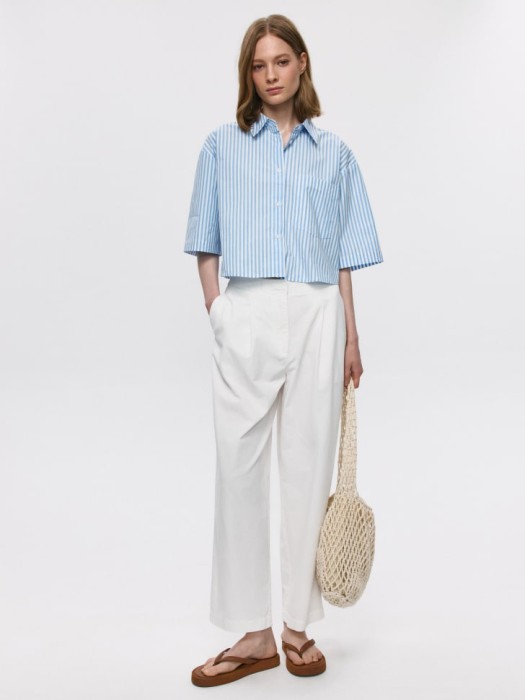 укороченная рубашка в полоску от бренда sela вид слева