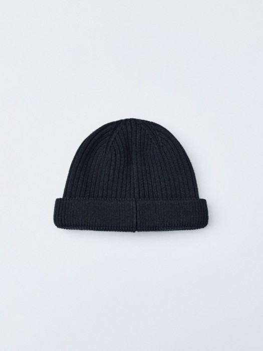 укороченная шапка-бини в рубчик по цене 1299 руб вид справа