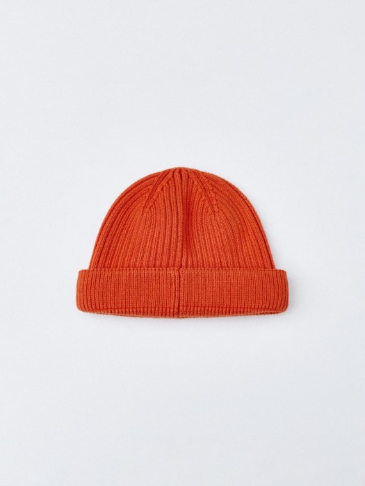 укороченная шапка-бини в рубчик от бренда sela вид слева