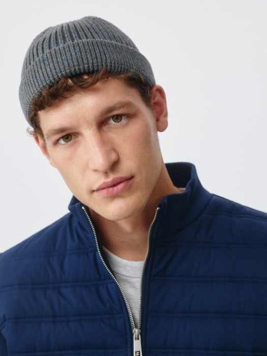 укороченная шапка-бини в рубчик 4680798393520 фотография