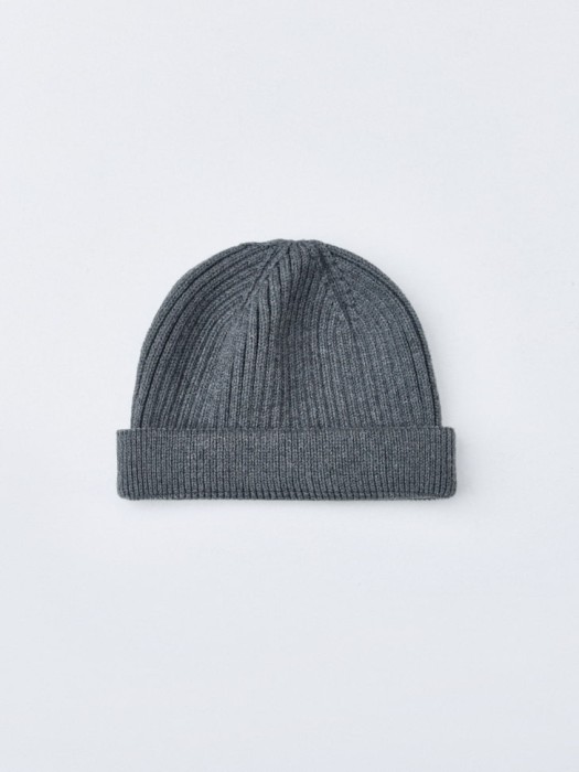 укороченная шапка-бини в рубчик от бренда sela вид слева