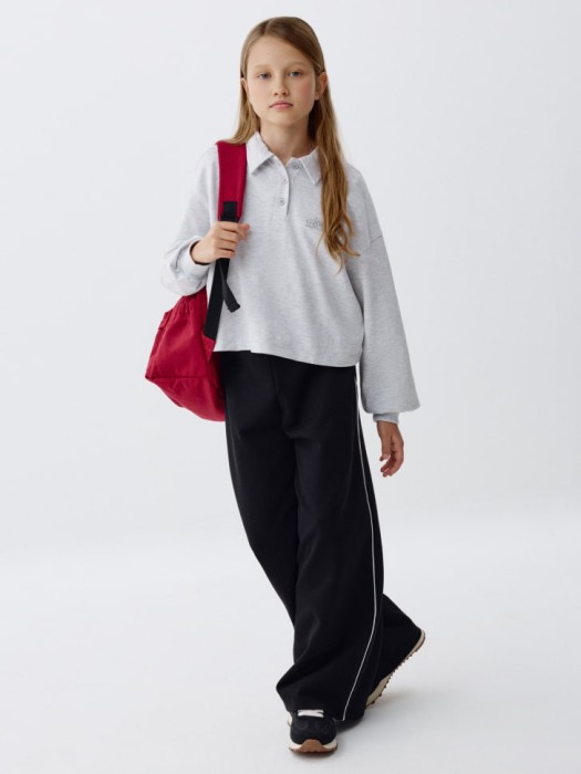 укороченное поло с длинным рукавом для девочек от бренда sela вид слева