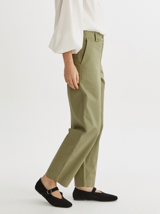 укороченные брюки чиносы по цене 2999 руб вид справа