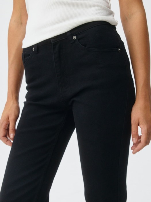 укороченные джинсы flared с необработанным краем по цене 1999 руб вид справа