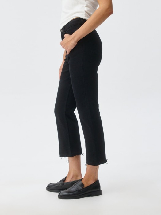 Товар красного цвета с внутренней стороны