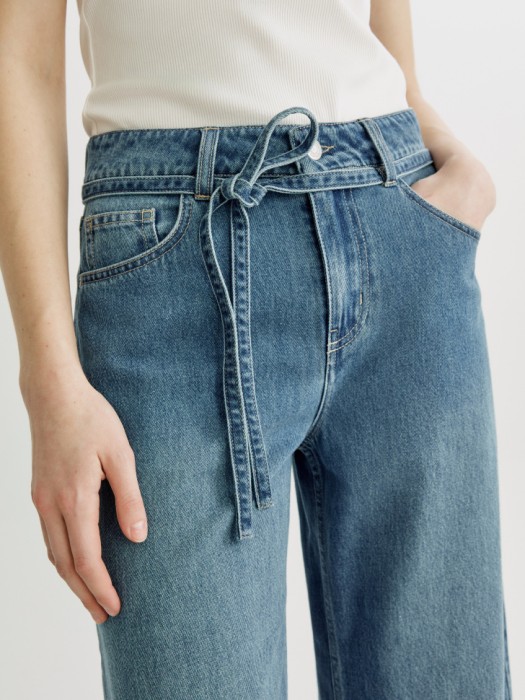 укороченные объемные джинсы со шнурком от бренда sela вид слева