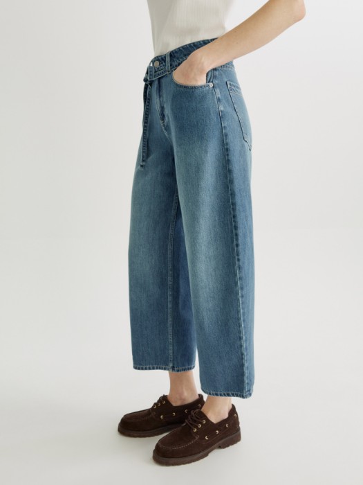 укороченные объемные джинсы со шнурком по цене 3999 руб вид справа