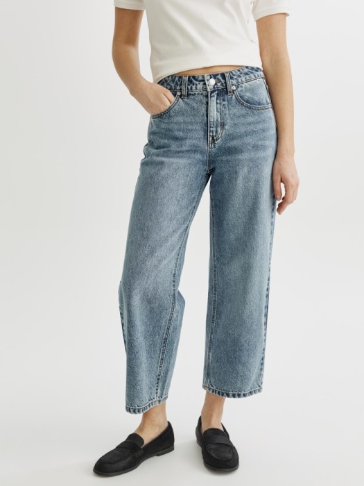 укороченные объемные джинсы со средней посадкой от бренда sela вид слева
