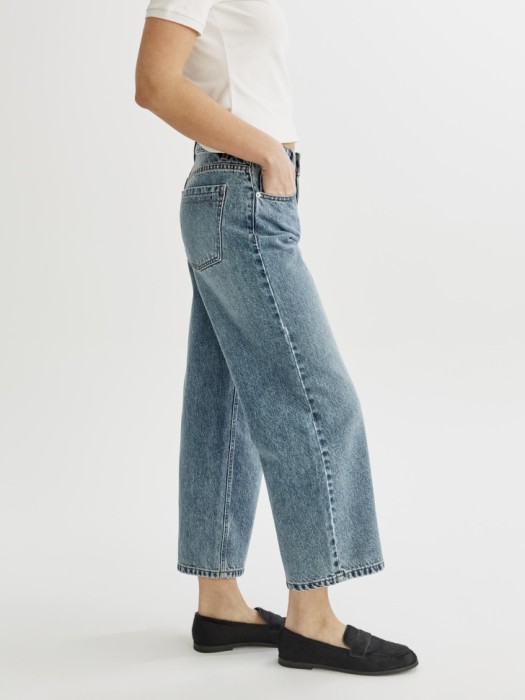 укороченные объемные джинсы со средней посадкой по цене 3599 руб вид справа