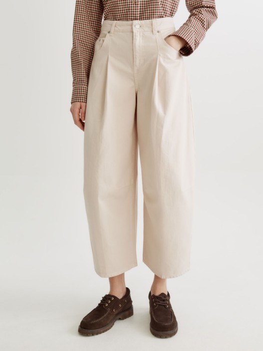 укороченные объемные джинсы от бренда sela вид слева