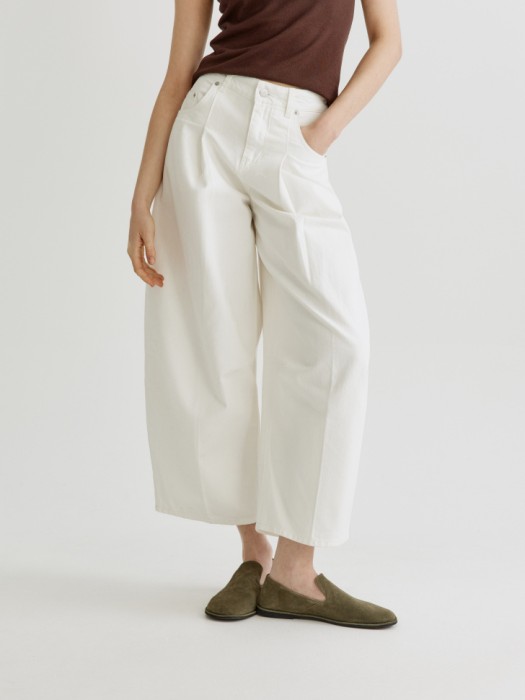 укороченные объемные джинсы от бренда sela вид слева