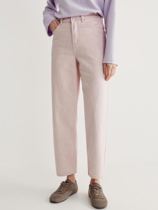 укороченные свободные джинсы зауженные к низу от бренда sela вид слева