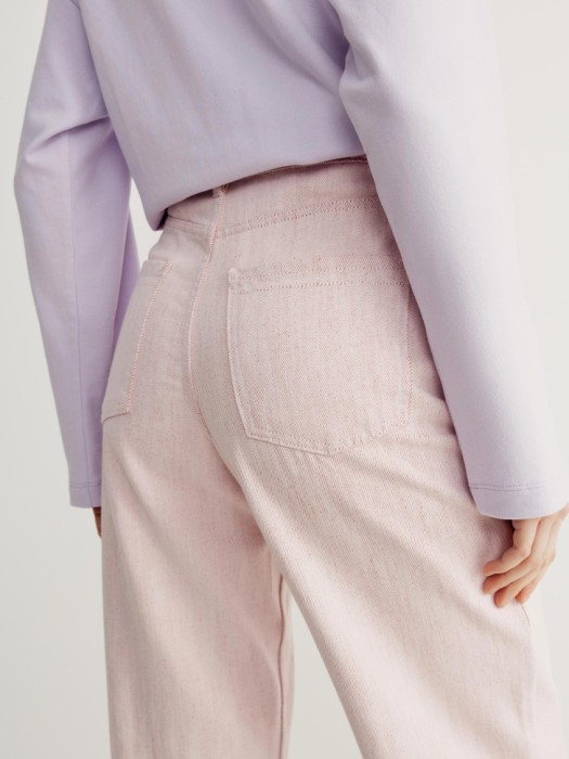 Товар красного цвета с внутренней стороны