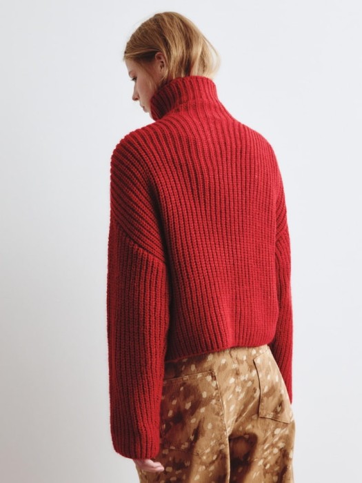 укороченный джемпер из линейки  young из россии вид сбоку