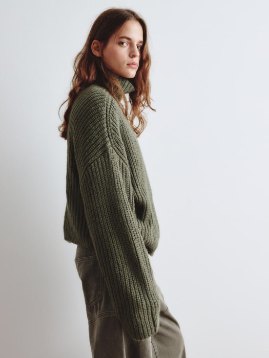 укороченный джемпер из линейки  young из россии вид сбоку