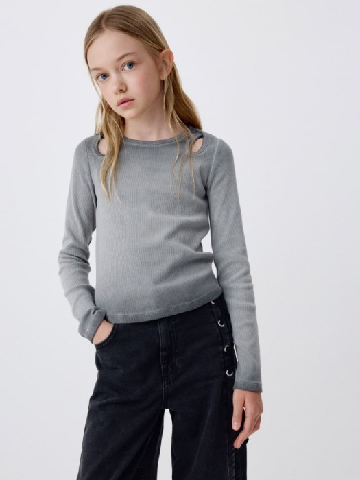 укороченный лонгслив с эффектом стирки для девочек по цене 799 руб вид справа