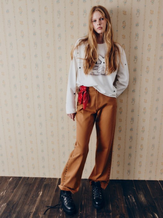 укороченный лонгслив с принтом из линейки  young от бренда sela вид слева