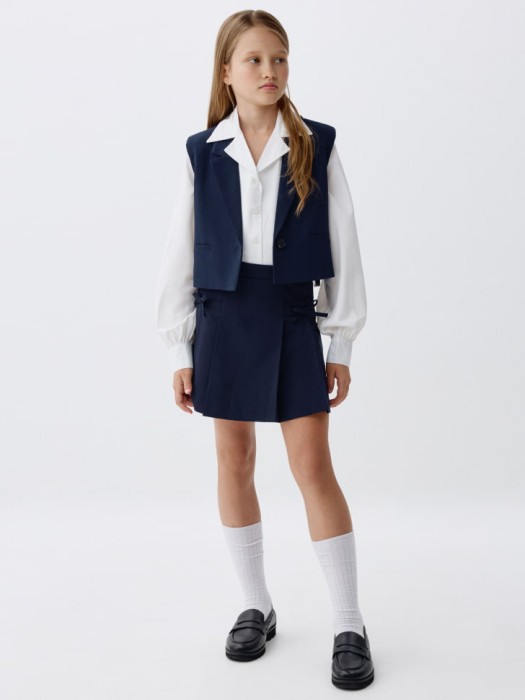 укороченный школьный жилет для девочек от бренда sela вид слева