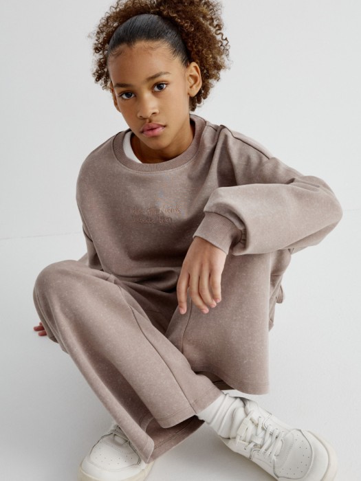 укороченный свитшот с вышивкой для девочек от бренда sela вид слева